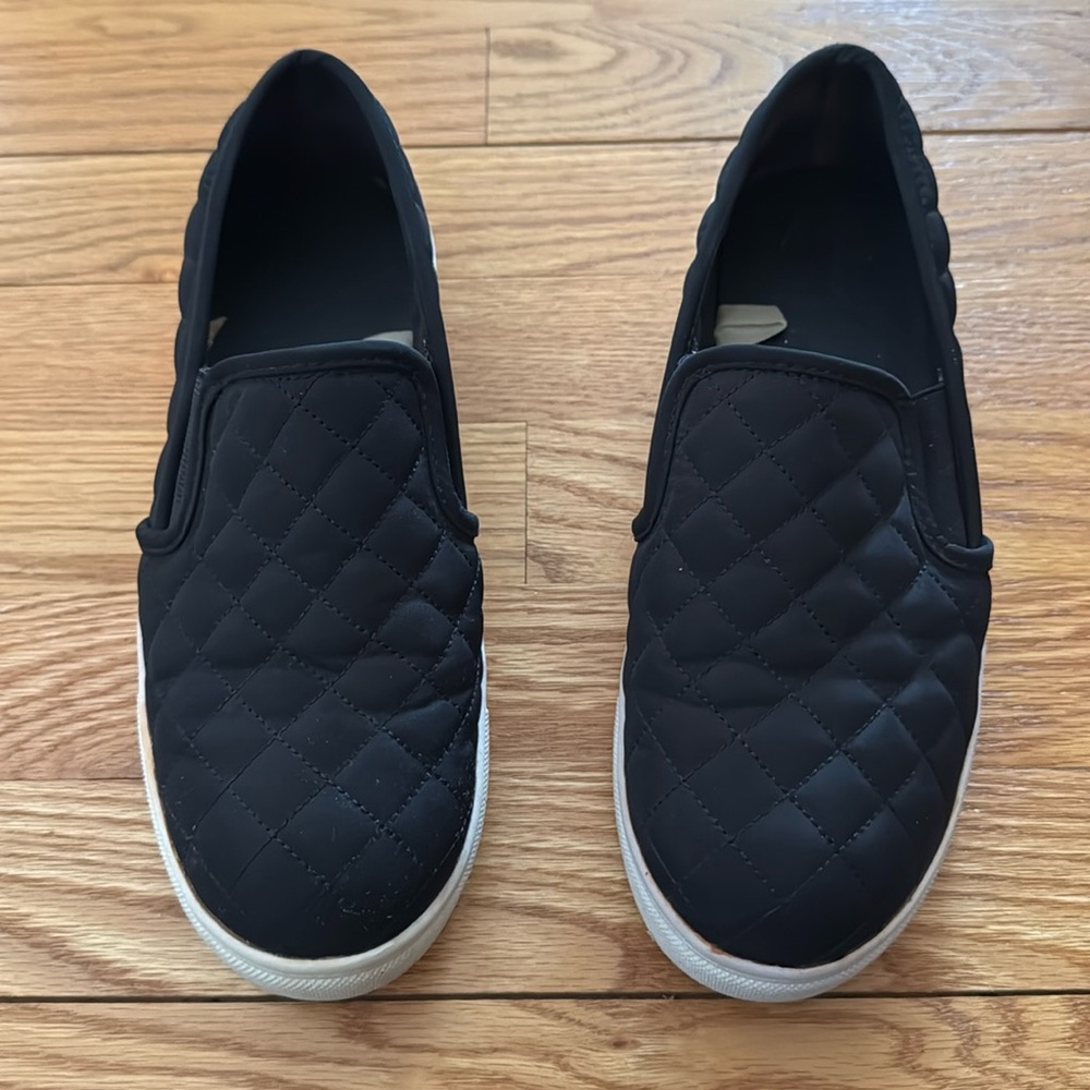 Mossimo black quilted slide on sneakers size 8 used
